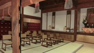 お寺にも椅子を用意するのが当たり前の時代