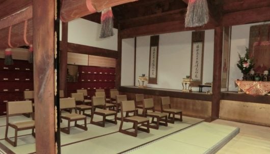お寺にも椅子を用意するのが当たり前の時代