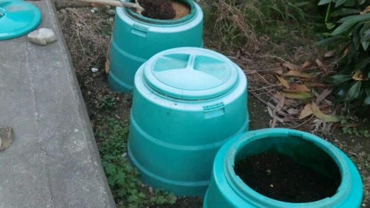 庭に設置したコンポスト容器