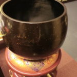 お寺にある巨大な仏具りん（鳴り物）。大鏧（だいきん）
