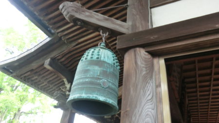 本堂の隅にある喚鐘（かんしょう）、別名は半鐘・行事鐘