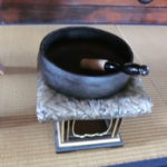 お寺にある大きなおりん（鈴）。平鏧（ひらきん）