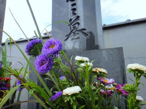 お骨を納める
