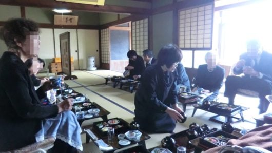 上げ法事後の食事の様子。