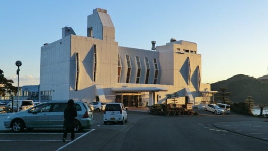 白い燈台正面