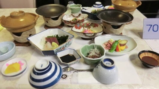 夜の料理、白い燈台