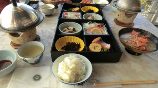 白い燈台の朝食