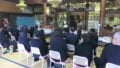 お寺で法事。読経と法話の様子。