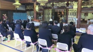 お寺で法事。読経と法話の様子。