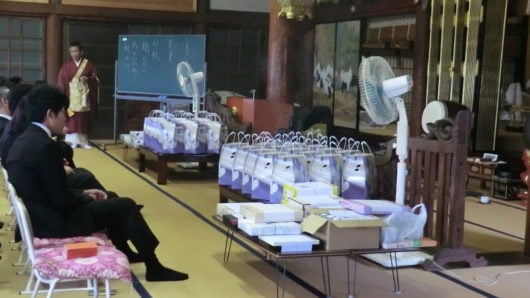 お寺で法事をするときのお供えお飾りの様子。