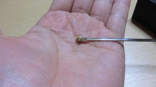香粉を手に乗せる