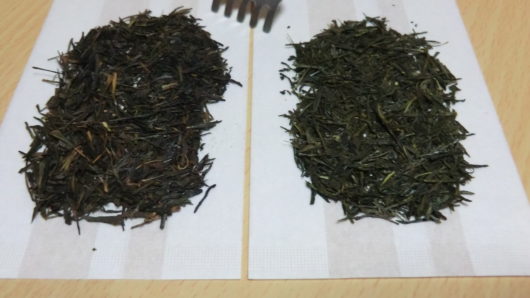 焙じる前の茶葉と焙じた後の茶葉