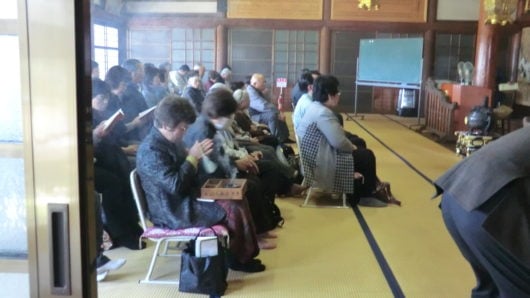 読経中の回し焼香