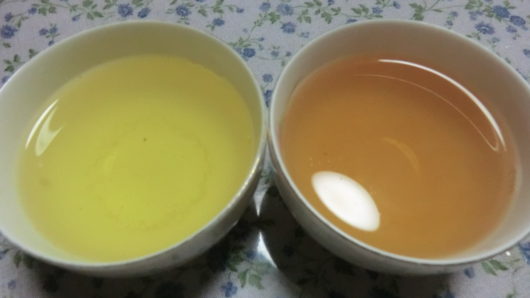 緑茶とほうじ茶の色の違い。お茶をいれた状態
