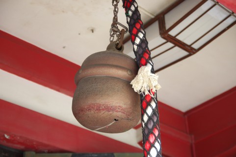 神社拝殿の鈴