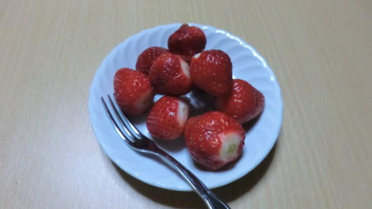 家庭菜園で収穫のイチゴ