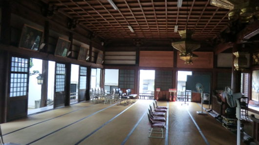 お寺の本堂内の様子。