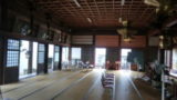 お寺の本堂内の様子。
