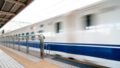 新幹線が駅を通過。