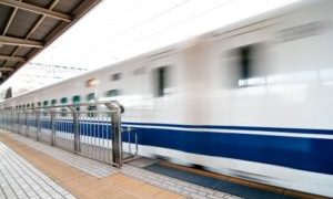 新幹線が駅を通過。