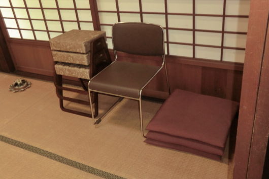 お寺に用意された椅子・座布団
