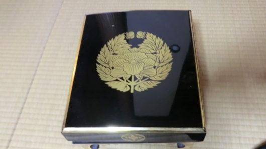 仏壇横の箱。ご勧章。