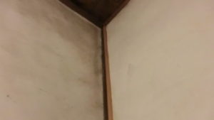 漆喰壁と柱の隙間を木材で塞ぐ。