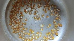 ポップコーンに多めの油を投入。