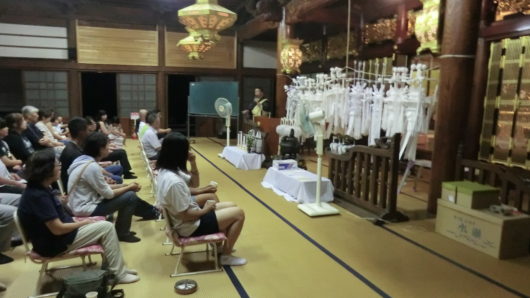 円龍寺での灯籠流し。住職の法話を本堂で聞く