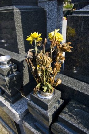 お墓の枯れた花。