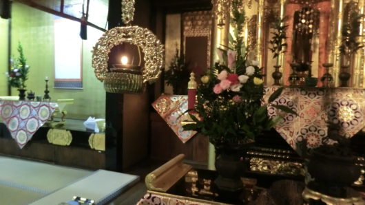 法要に備えて、本尊、永代経、祖師等にお花を飾る。