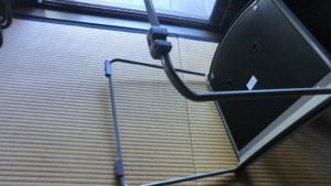 椅子には出っ張りがあり畳を傷つける。
