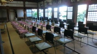 お寺の法要のために椅子を並べた。