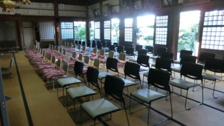 お寺の法要のために椅子を並べた。