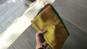 仏旗を掲げる用意。