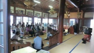 椅子に腰かけて聴聞する。