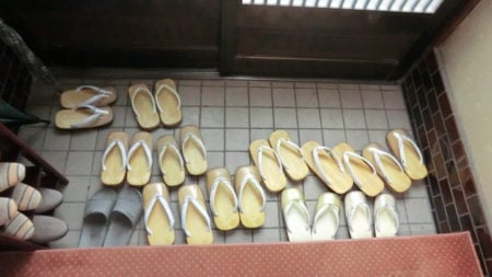 悪天候でも法中はお寺にしっかり参る。