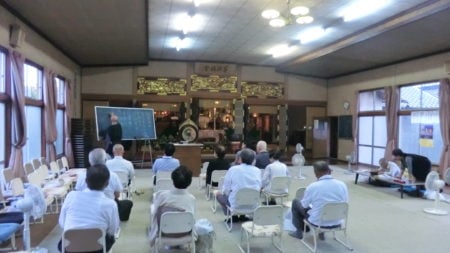 悪天候時にもお寺に参られる人々。