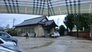 台風が近づいているがお寺に参る。