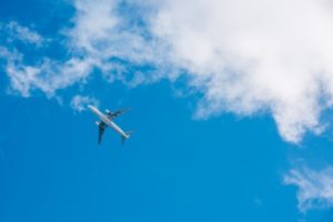 飛び立つ飛行機