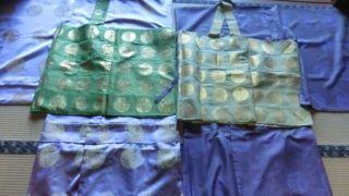 夏用の色衣五条と冬用の色衣五条を比較。