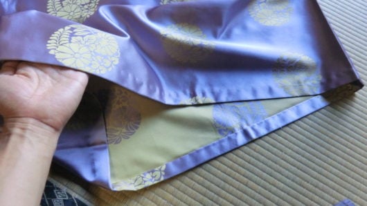 冬用の色衣。生地が厚い。