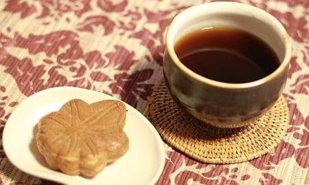 お坊さんにお茶とお茶菓子を出す。法事の時に