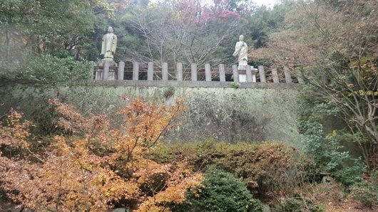 月照上人・信海上人の像。香川善通寺市