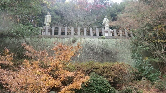 月照上人・信海上人の像