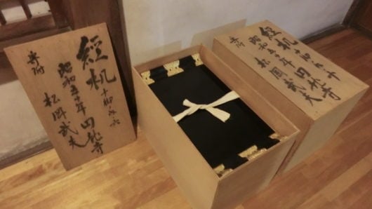 お寺で法中用の経机を片付け。