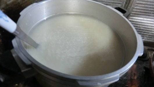完成した甘酒を沸騰まで加熱し発酵を止める。
