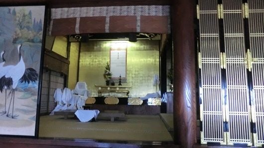 本堂右余間の写真。法名軸が掛かっている。遺骨保管場所。