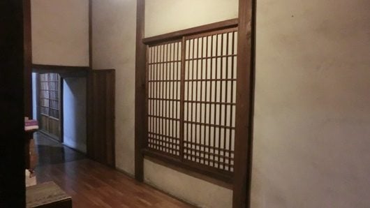 本堂の裏。裏戸のイメージ写真。