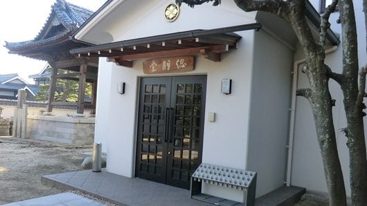本堂の外に納骨堂。